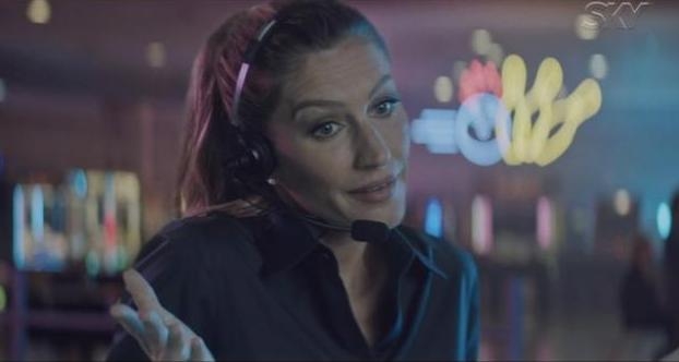 Garota-propaganda da SKY conversa com zumbis