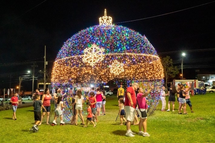 Estrelas de luzes e cores brilham na abertura do Natal do Gramadão Estrelas de luzes e cores brilham na abertura do Natal do Gramadão