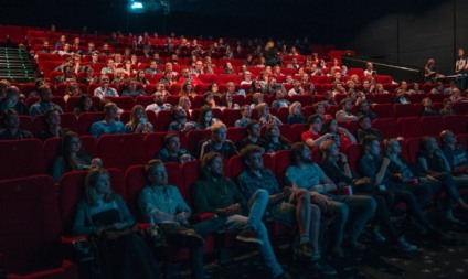 Governo do DF permite reabertura de teatros, cinemas e piscinas