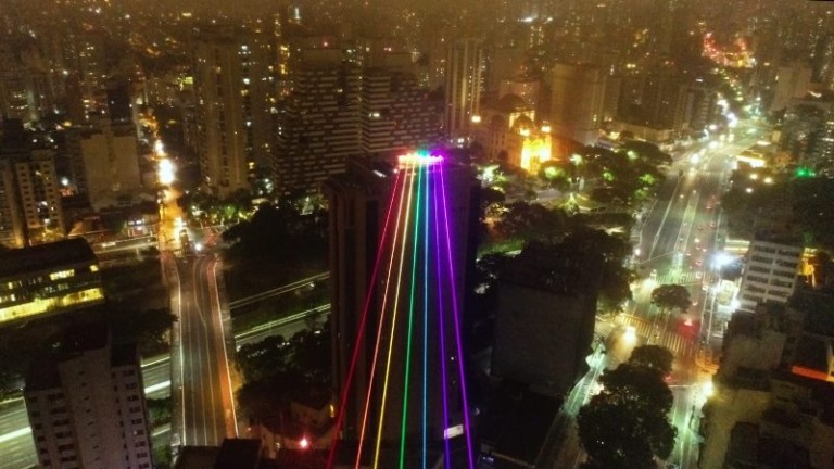 Doritos Rainbow ilumina o céu da Avenida Paulista