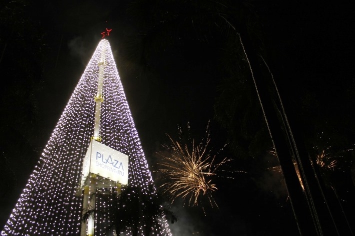 Plaza Itu inaugura Árvore de Natal gigante