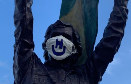 Estátua de Ayrton Senna ganha máscara de proteção