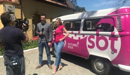 Kombi do SCC/SBT realiza campanha do Outubro Rosa