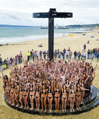 Axe promove o maior banho de chuveiro do mundo