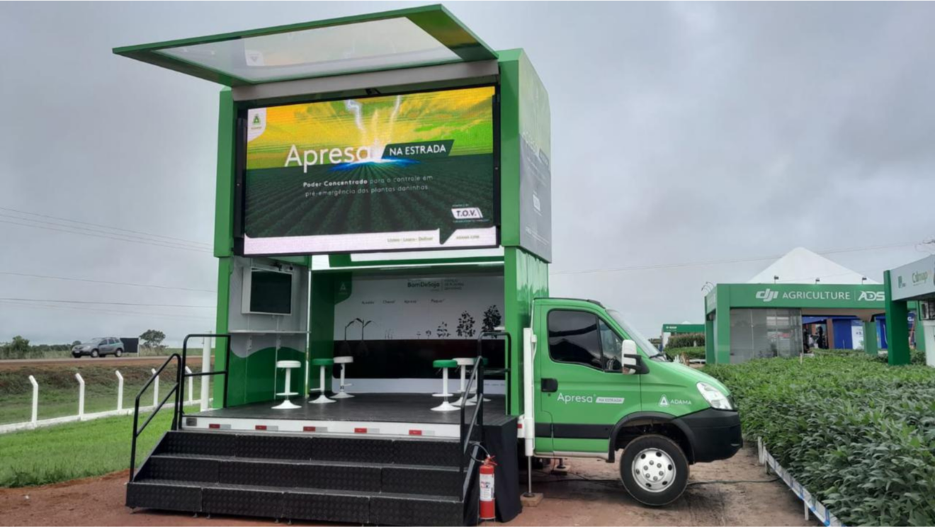 O truck é retrátil, 100% automatizado e chega a 5,6 metros de altura quando aberto, com painel de LED Full HD. O truck é retrátil, 100% automatizado e chega a 5,6 metros de altura quando aberto, com painel de LED Full HD.