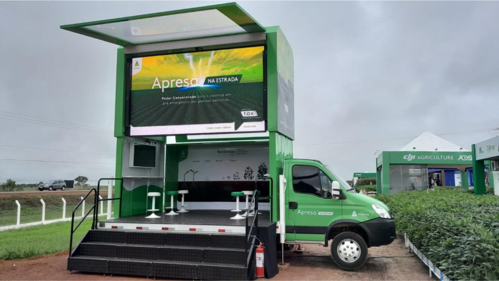 O truck é retrátil, 100% automatizado e chega a 5,6 metros de altura quando aberto, com painel de LED Full HD.