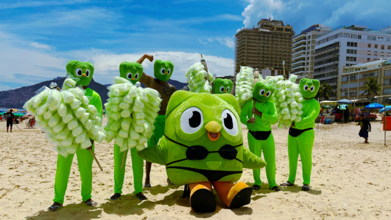 Duo do Duolingo invade o Rio para lembrar das lições