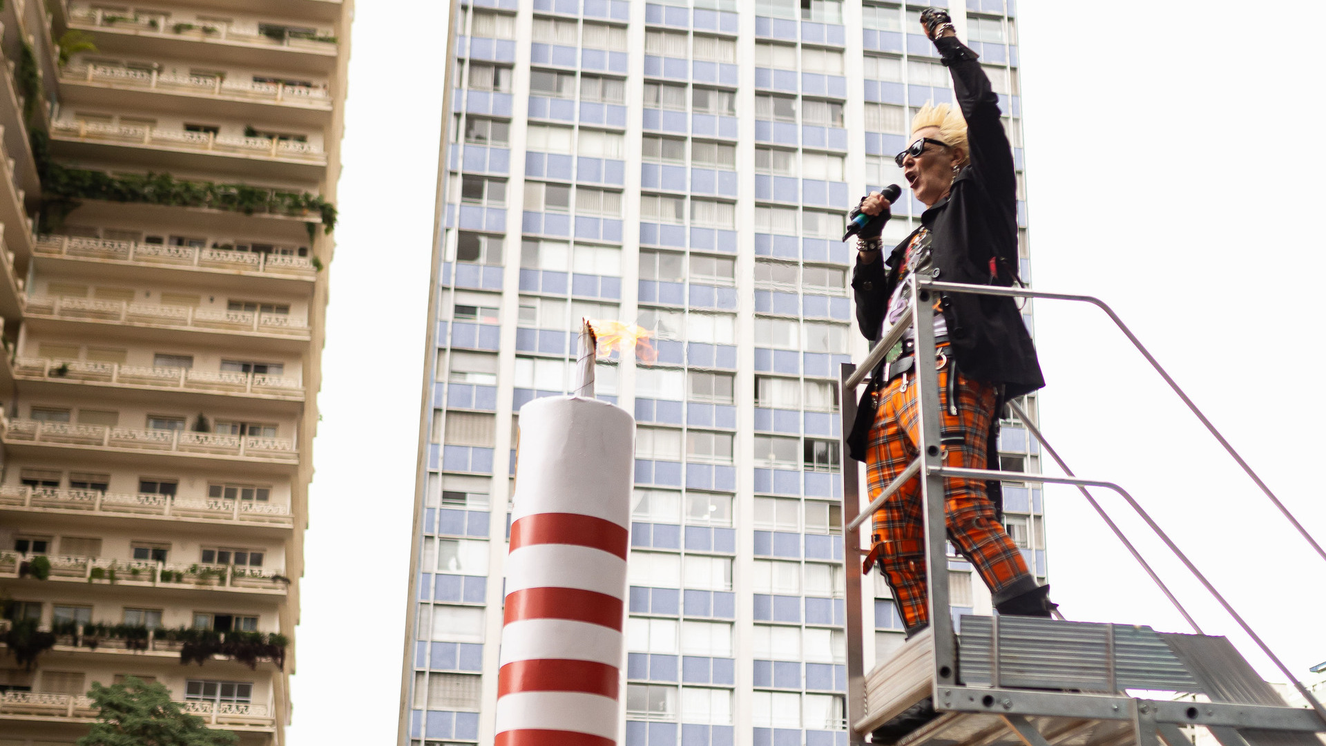 BIC e Agência 947 acendem vela gigante no aniversário de SP