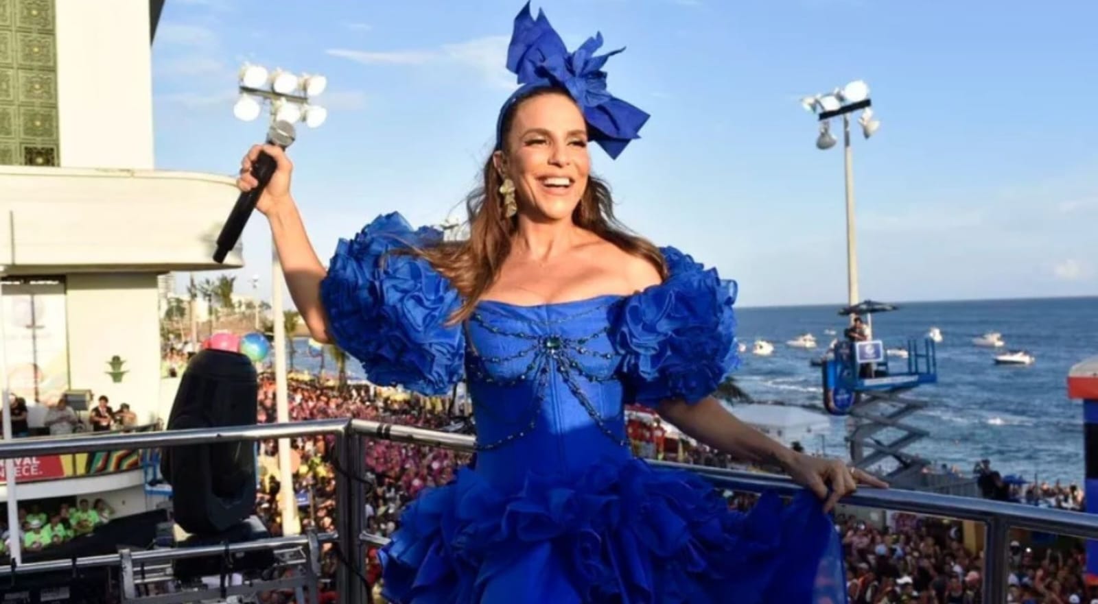 Riachuelo é a marca de moda oficial do trio Coruja, comandado por Ivete Sangalo em Salvador