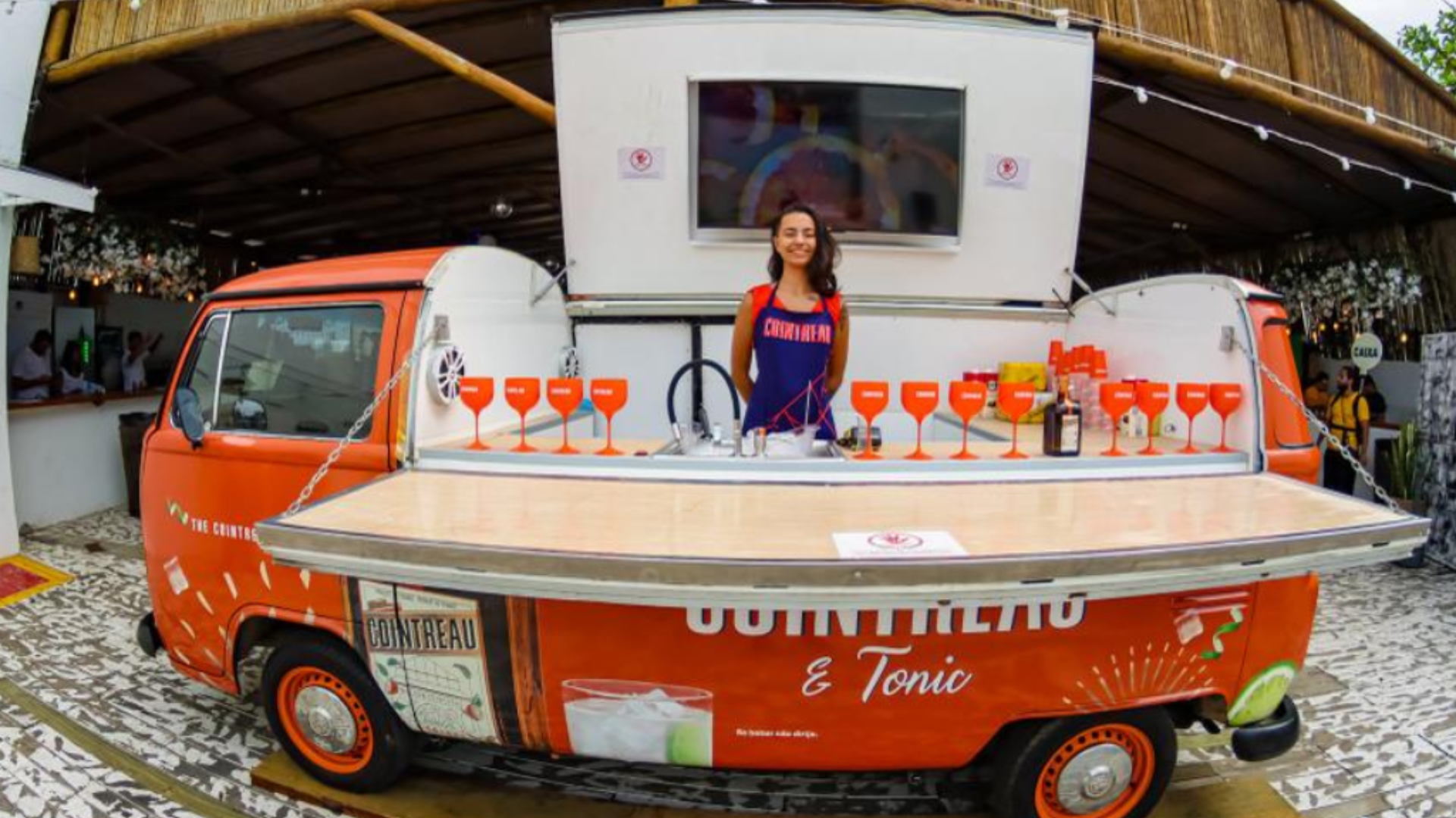 Os objetivos da Cointreau com uma Kombi no Parador Maresias