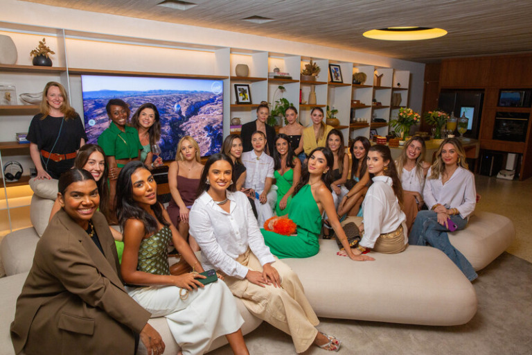 Ovvi faz amigo secreto com influenciadoras na Casa Vivo