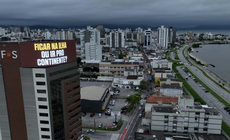 Snickers apresenta campanha em mídia DOOH inédita em Florianópolis