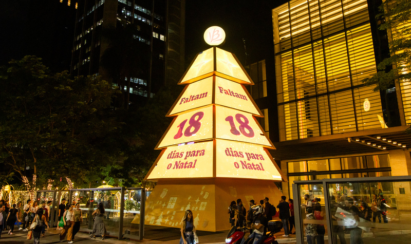 Bauducco coloca Árvore de Natal de LED na Avenida Paulista