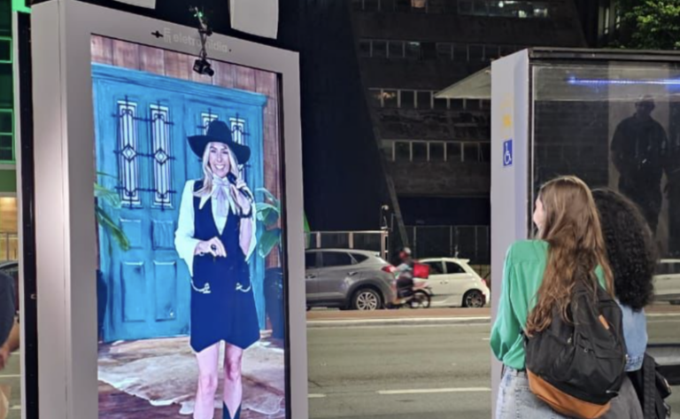 Record estreia transmissão de programas ao vivo em mobiliário urbano