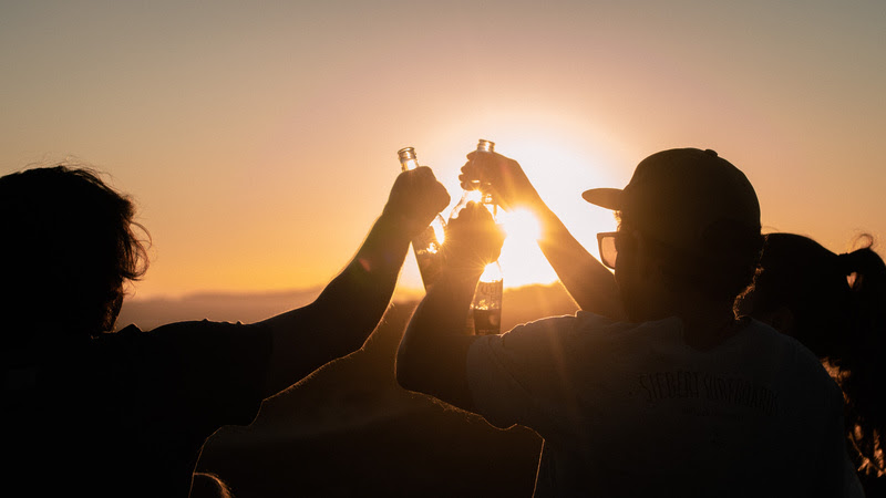 Corona convida pessoas a viverem a vida lá fora