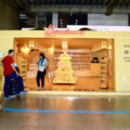 Bauducco instala árvore de Natal e pop-up store no Aeroporto Internacional de Guarulhos