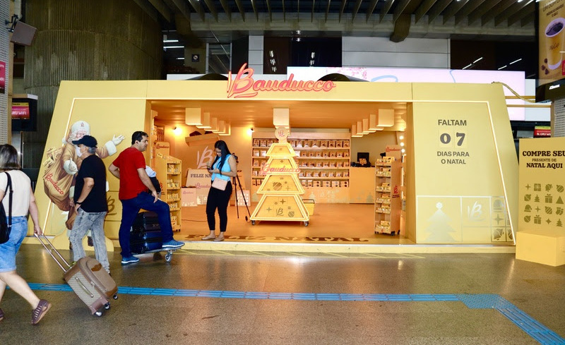 Bauducco instala árvore de Natal e pop-up store no Aeroporto Internacional de Guarulhos