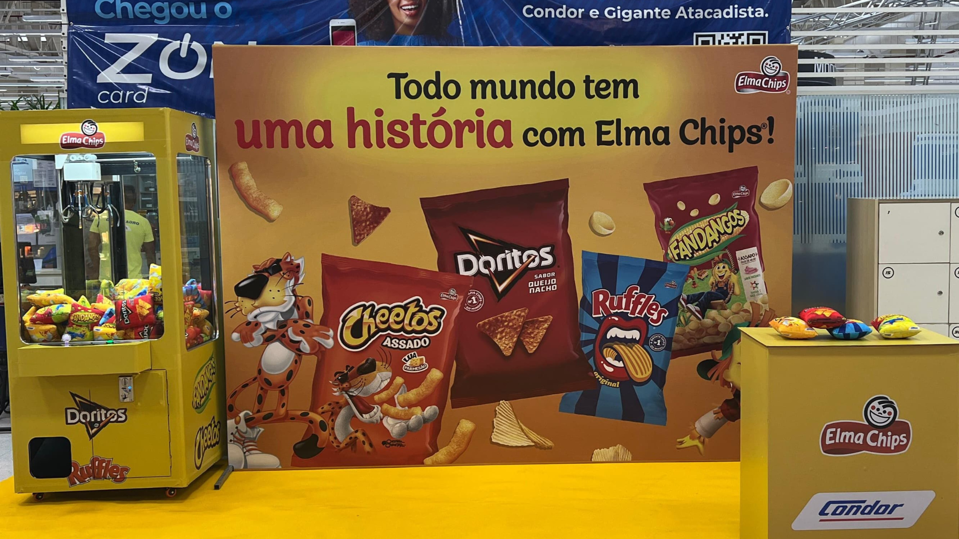 Elma Chips tem máquina com pelúcias exclusivas no hipermercado Condor