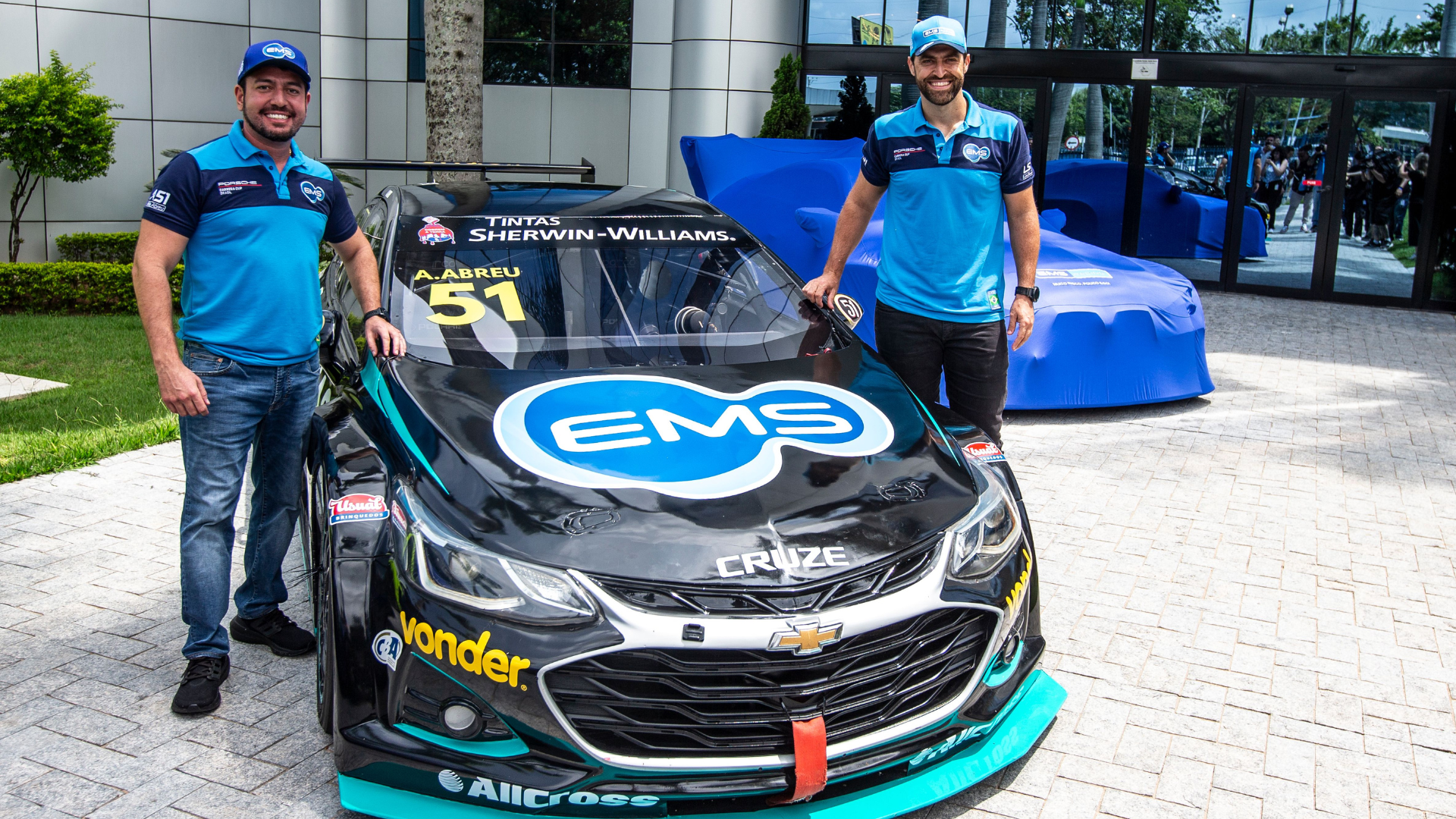 EMS Racing exibe carros da Stock Car e Porsche Cup