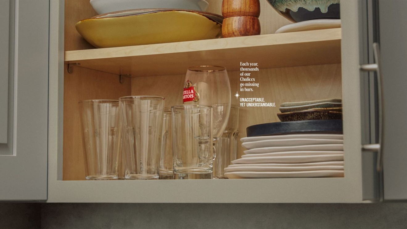 Stella Artois "celebra" pessoas que roubam copos em bares Stella Artois "celebra" pessoas que roubam copos em bares
