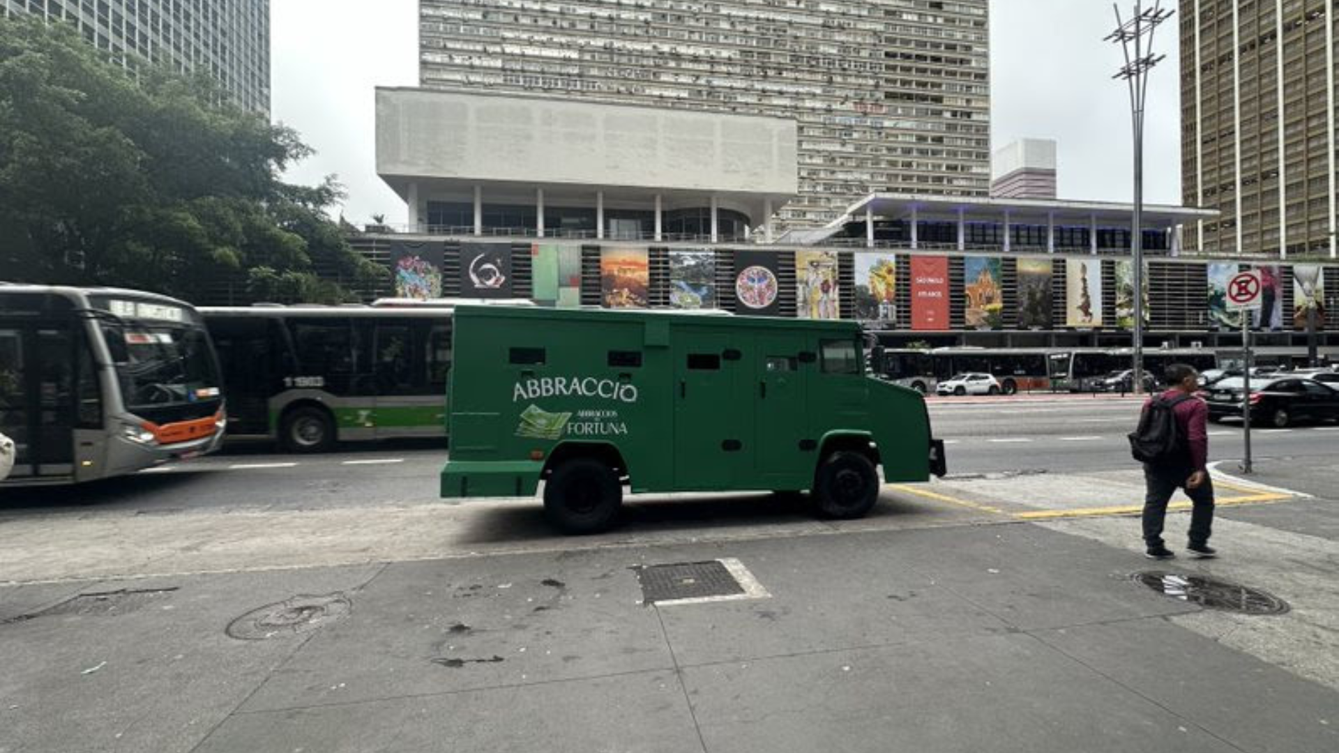 Abbraccio passa pela Avenida Paulista com carro forte de prêmios