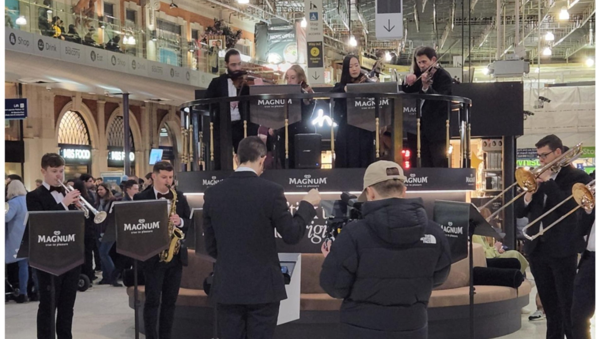 Magnum traz grupo de música clássica para estação de metrô em Londres