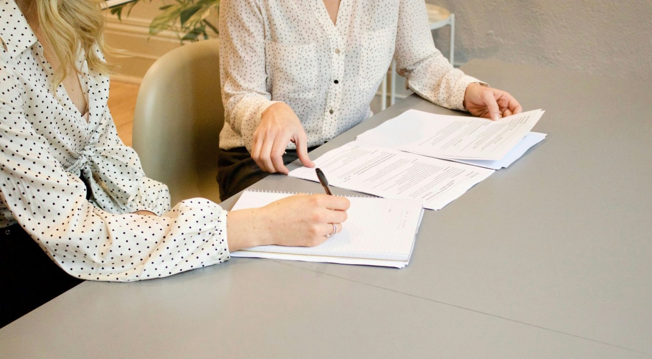 Mulheres em uma reunião Mulheres em uma reunião