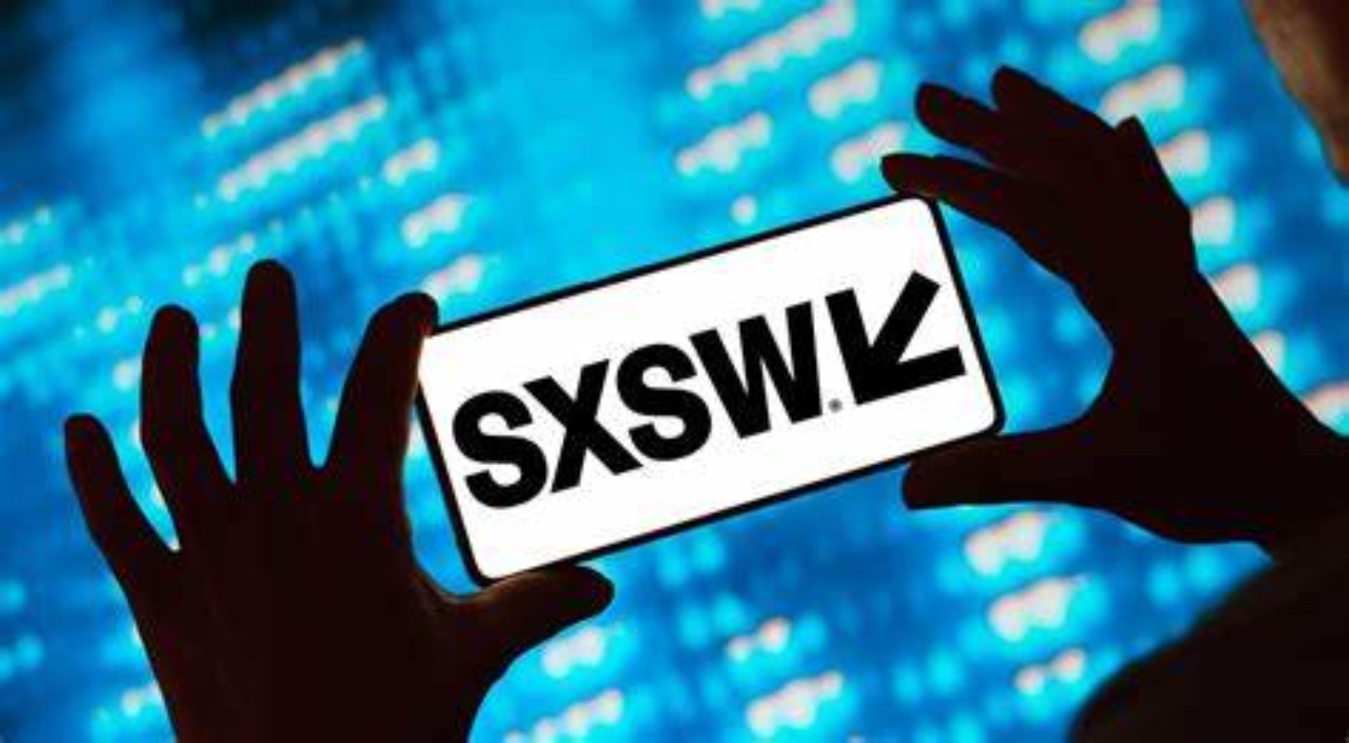 Pessoa segurando um celular com a logo do SXSW