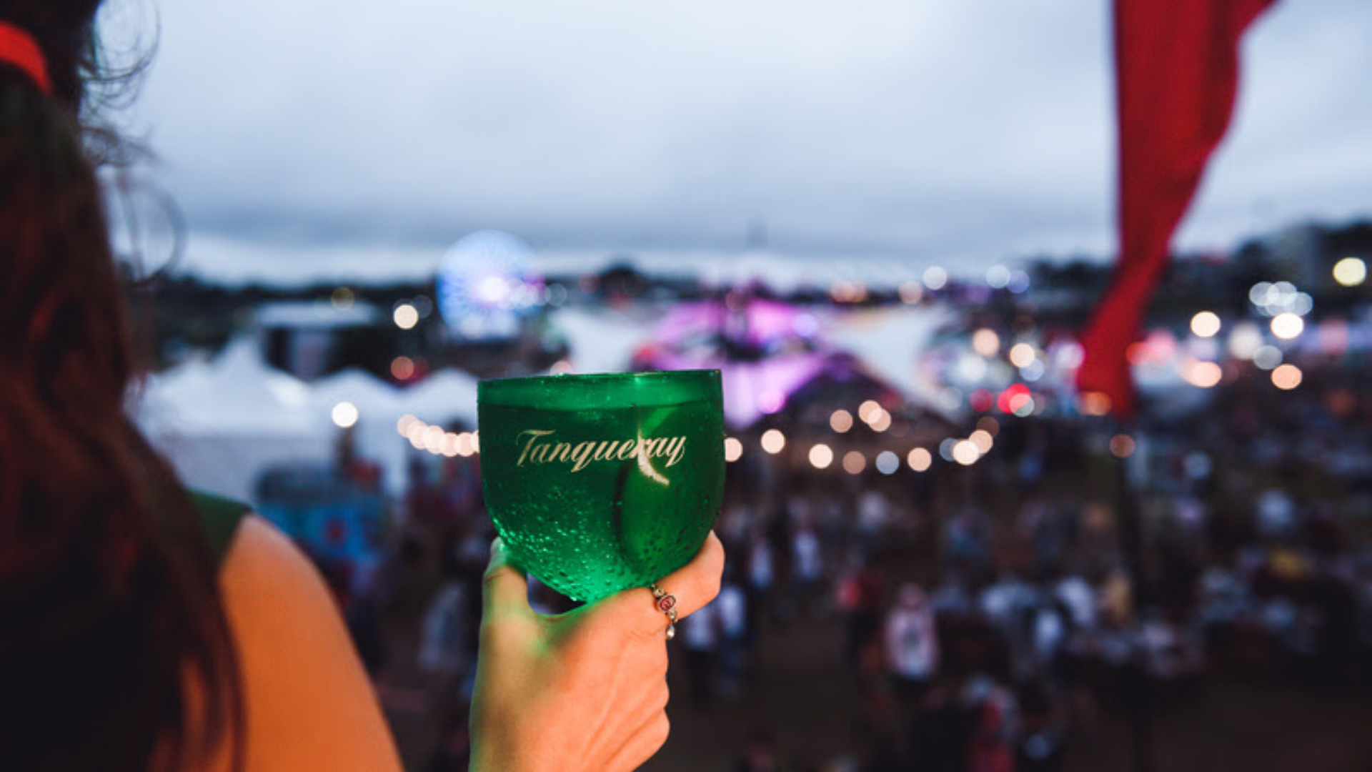 Tanqueray promove ações em torno do show de Manu Gavassi no Lolla