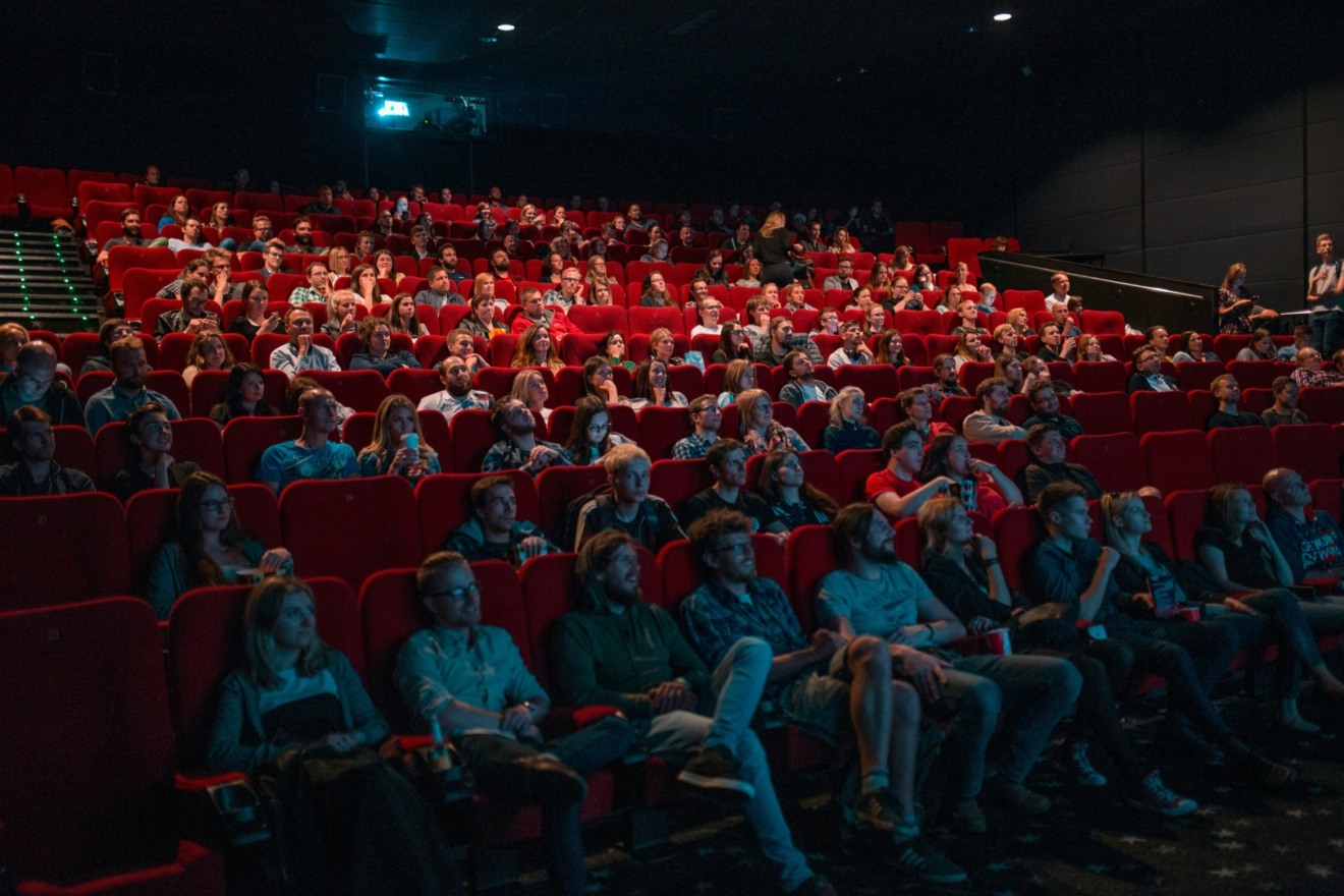 Imagem de uma sala de cinema cheia Imagem de uma sala de cinema cheia
