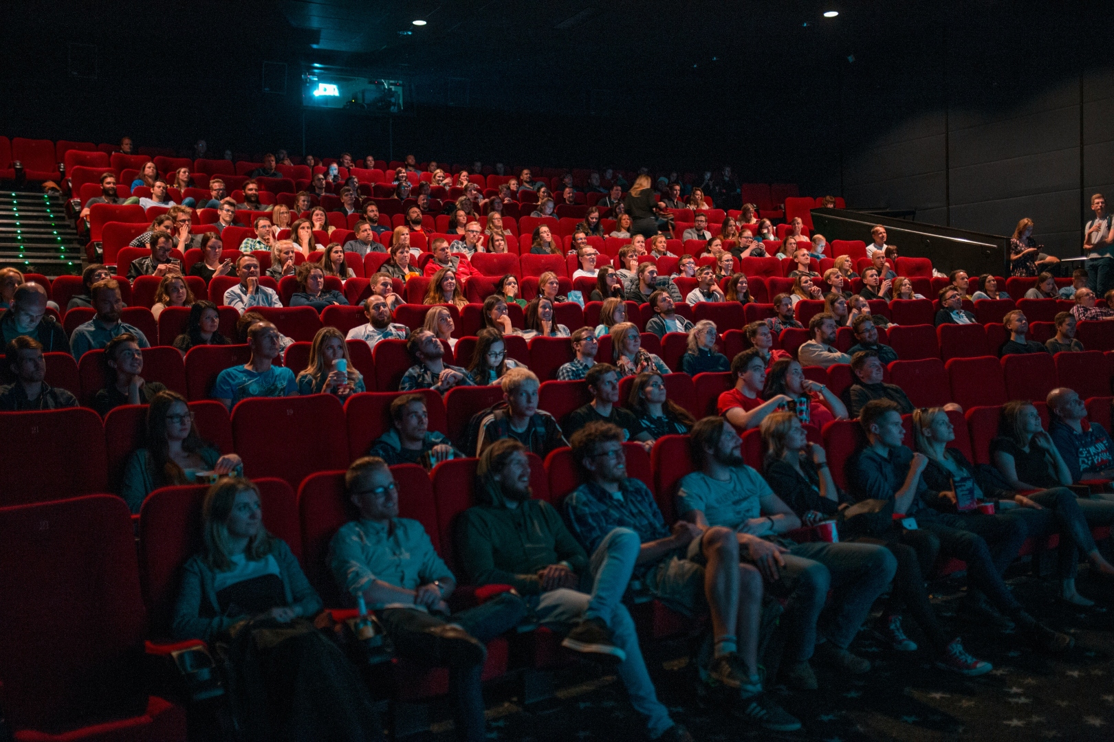 Imagem de uma sala de cinema cheia