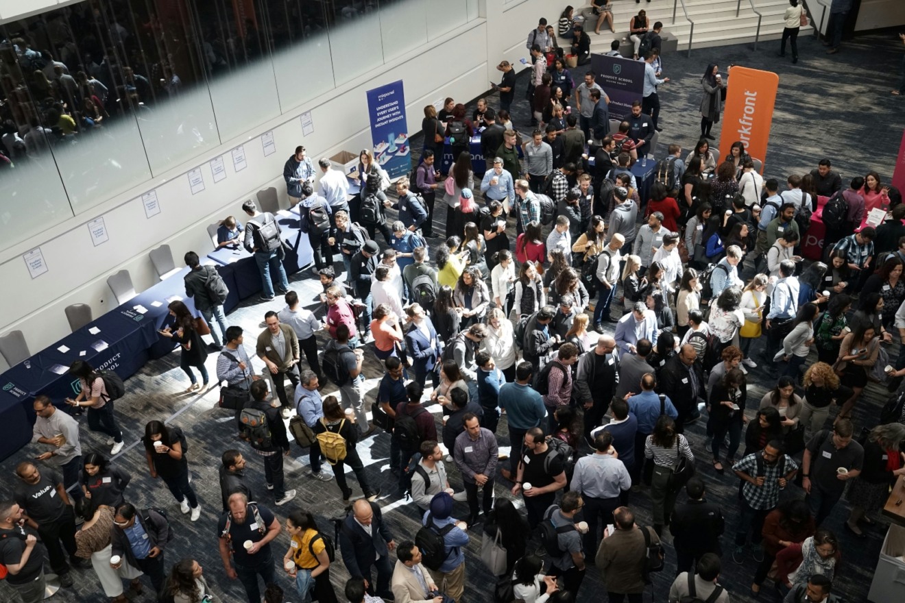 Imagem de um evento com diversas pessoas Imagem de um evento com diversas pessoas