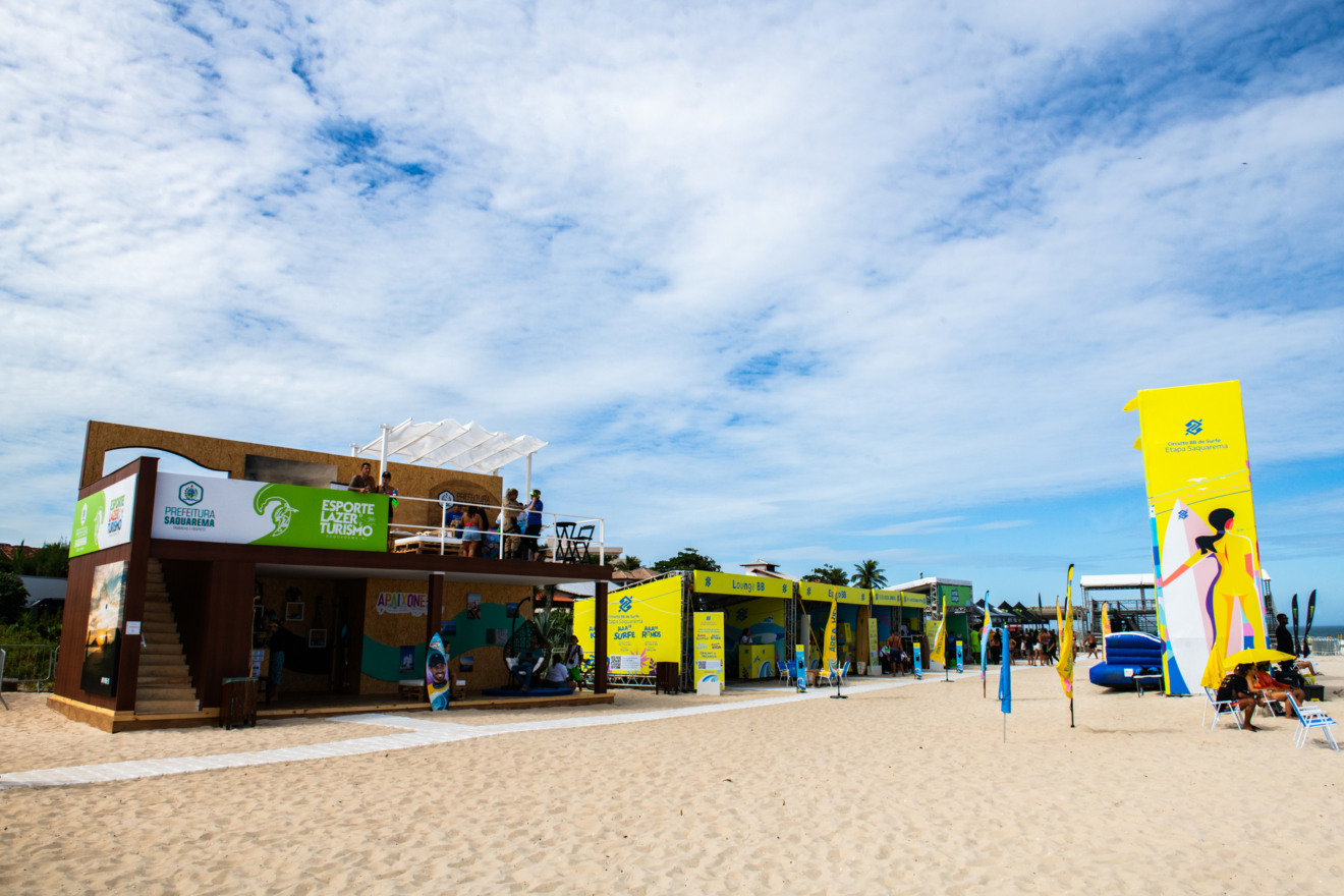 Para reforçar seu compromisso com a preservação do meio ambiente em Saquarema, a Prefeitura realiza uma série de atividades de conscientização do Programa Bandeira Azul durante o Saquarema Surf Festival.