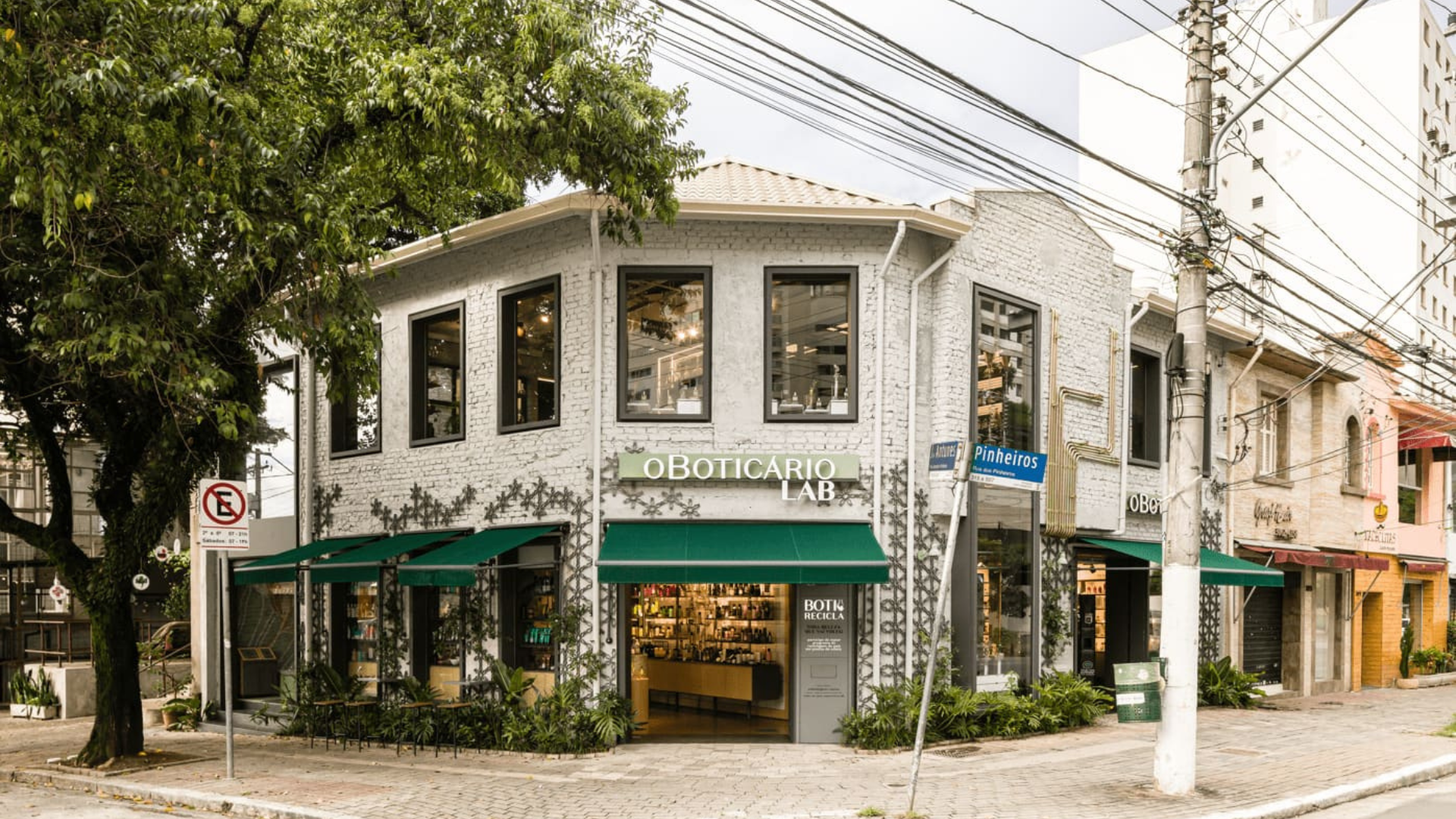 Localizada no bairro Pinheiros, na capital São Paulo, a unidade do Boticário LAB traz experiências exclusivas em uma loja charmosa e encantadora.