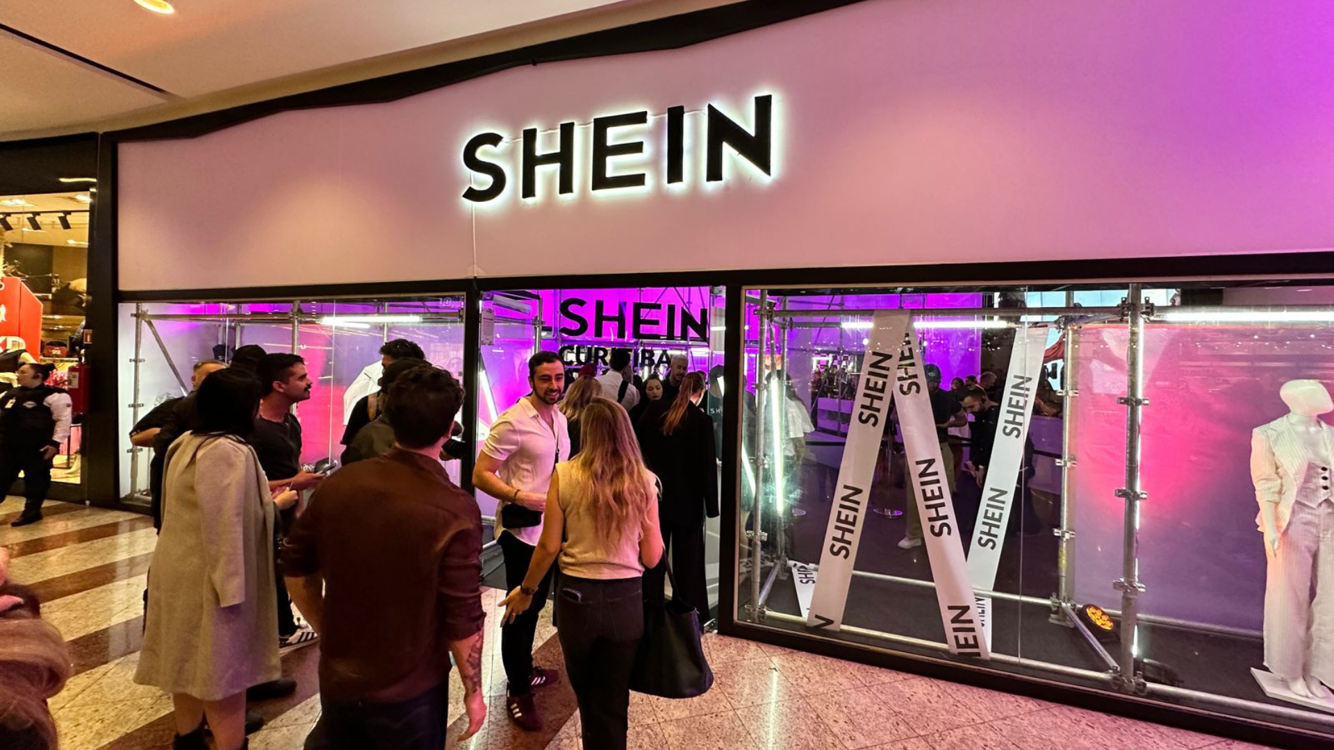 Fachada da pop-up da Shein no Shopping Estação, em Curitiba