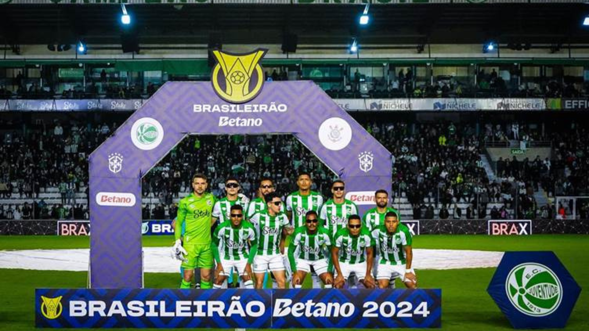 Para anunciar o seu pilar esportivo, a Chilli Beans, maior rede especializada em óculos escuros da América Latina, invadiu o campo do Brasileirão em uma ação de guerrilha com o time do Juventude! A partida chamou a atenção de internautas por um motivo inusitado: os jogadores alviverdes deixaram o acesso aos vestiários do Estádio Alfredo Jaconi, em Caxias do Sul, usando óculos escuros esportivos.