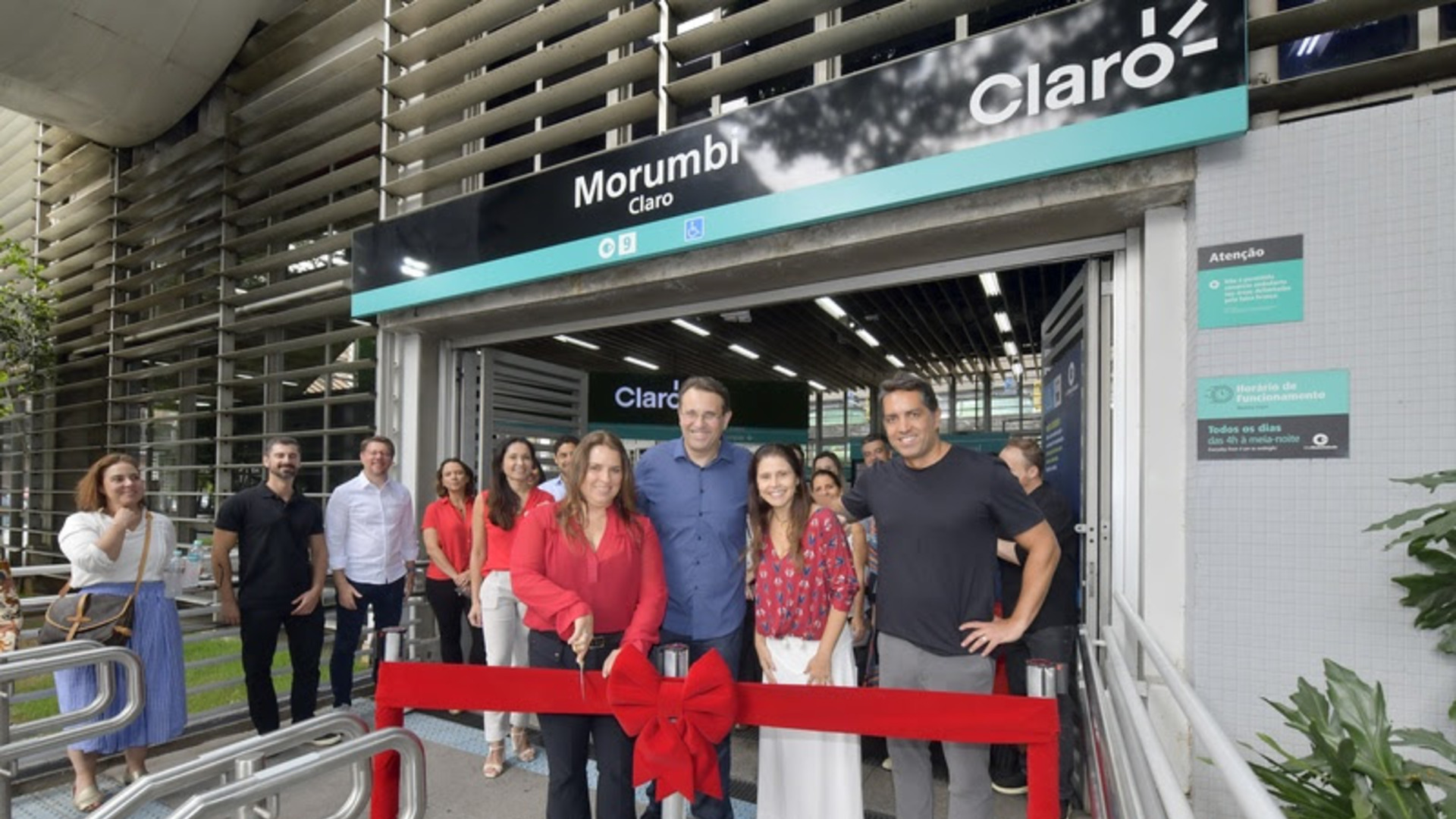 Lisa Folkerts, diretora da Claro para a Regional São Paulo Capital e Região Metropolitana, corta a faixa durante cerimônia de entrega da estação Morumbi Claro, acompanhada de Márcio Carvalho, CMO da Claro; Ane Lopes, diretora de Marketing, Branding e Comunicação da Claro; e Alexandre Guerrero, CEO da Eletromidia (da esq. para a dir.).