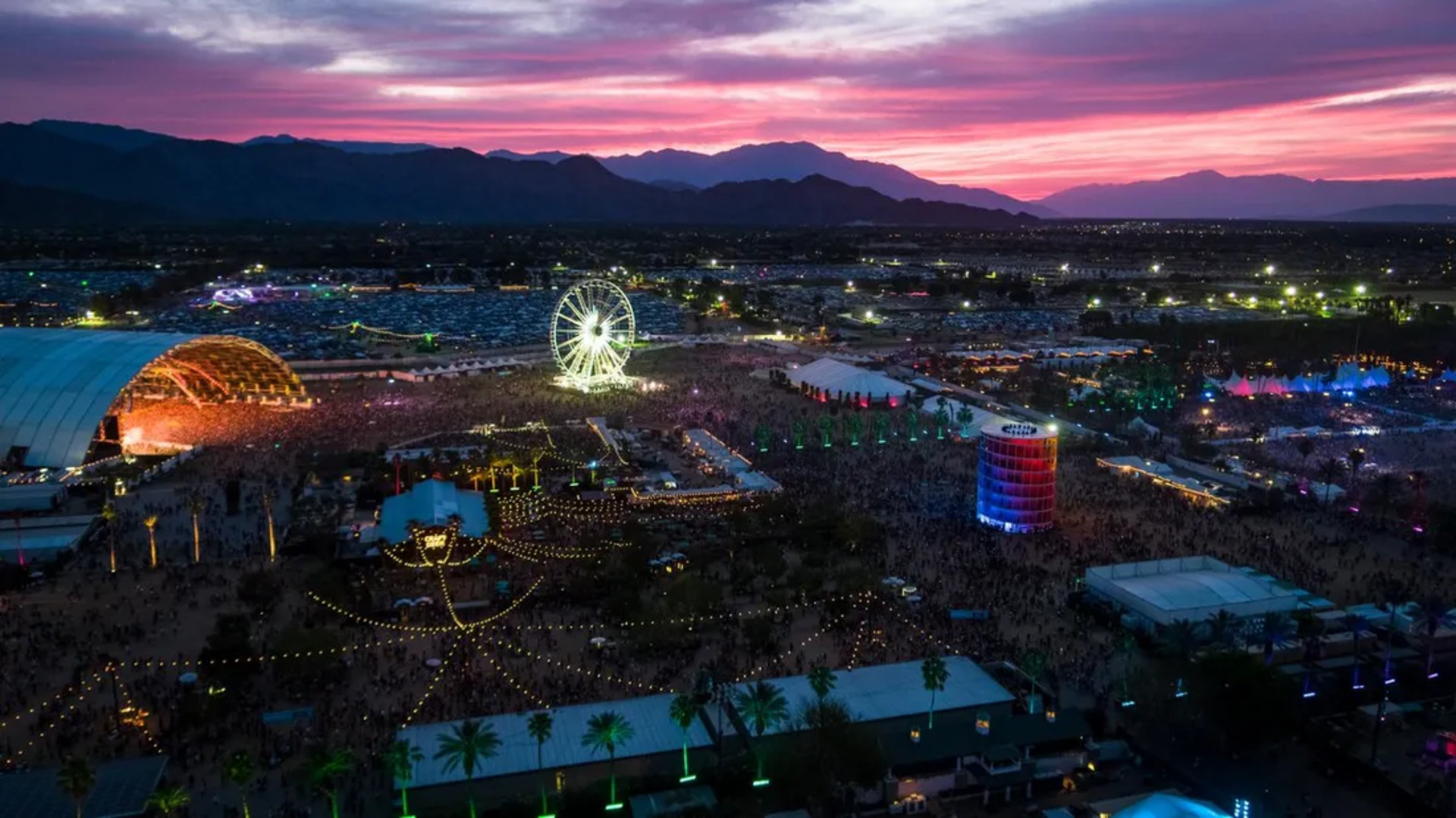 O Coachella Valley Music and Arts Festival teve o primeiro final de semana realizado de 12 a 14 de abril, e o segundo acontece de 19 a 21 de abril, no Empire Polo Club, em Indio, Califórnia.