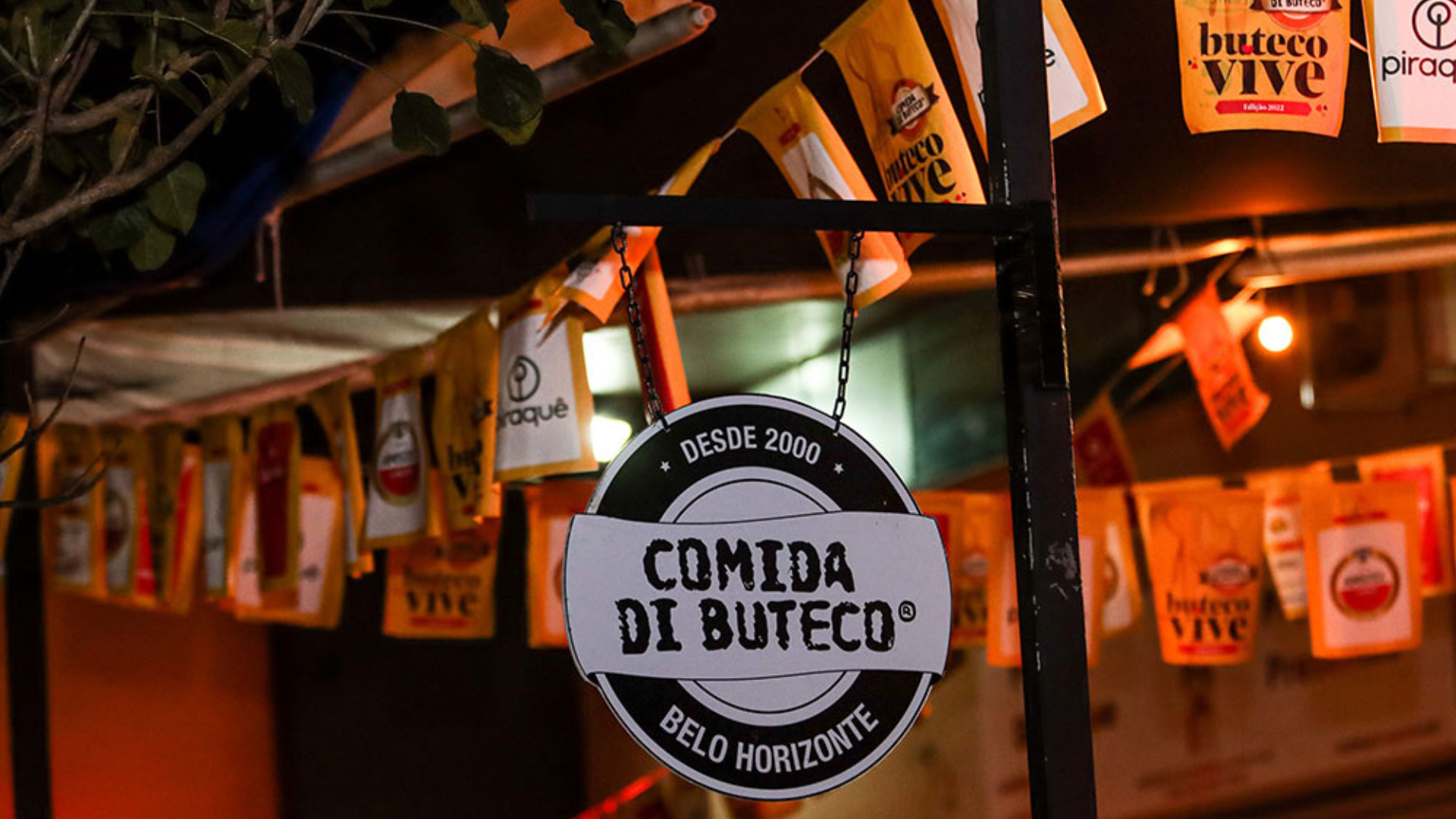 A Sympla, maior plataforma de eventos do Brasil, em parceria com o Comida Di Buteco, maior concurso de “butecos” nacionais, anuncia o lançamento do guia oficial do evento. Trata-se de um material digital disponível gratuitamente, que apresenta todas as informações essenciais para desfrutar desta edição, incluindo os petiscos participantes, os endereços dos butecos e muito mais.