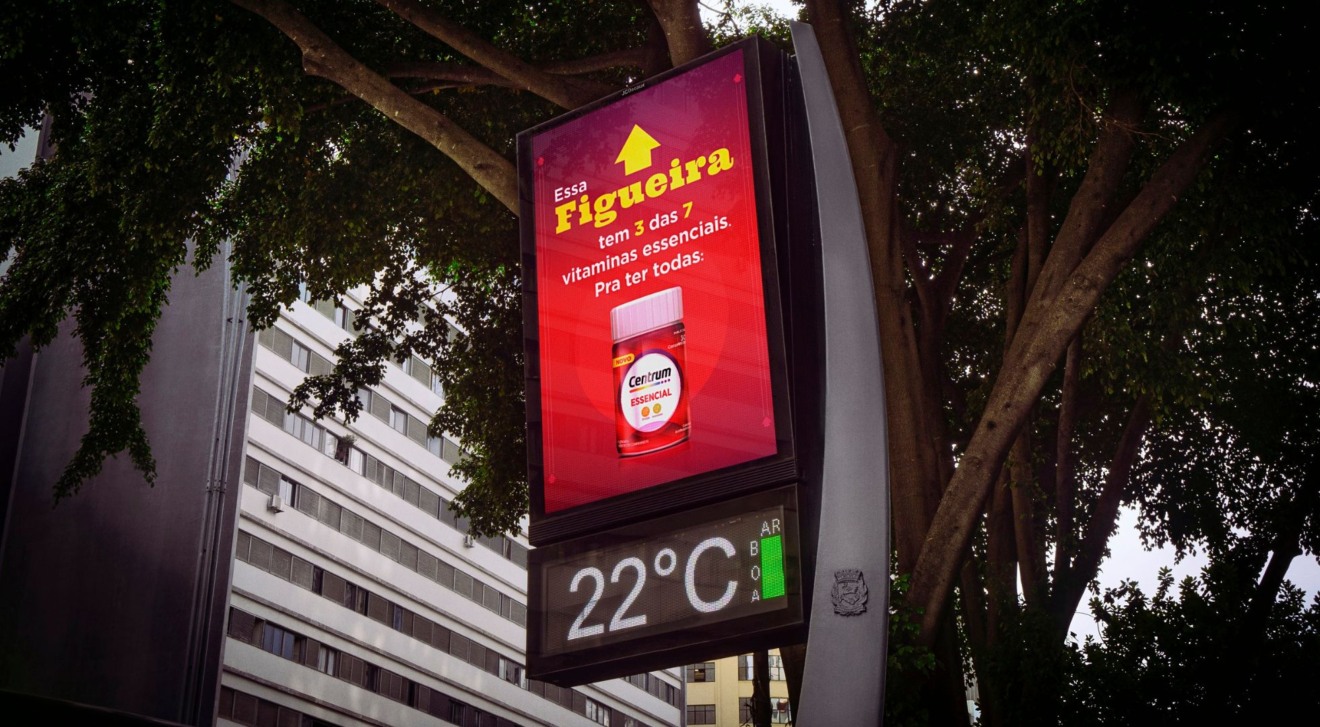 DOOH em baixo de uma árvore DOOH em baixo de uma árvore