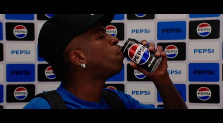 Vini Jr em uma campanha para a Pepsi