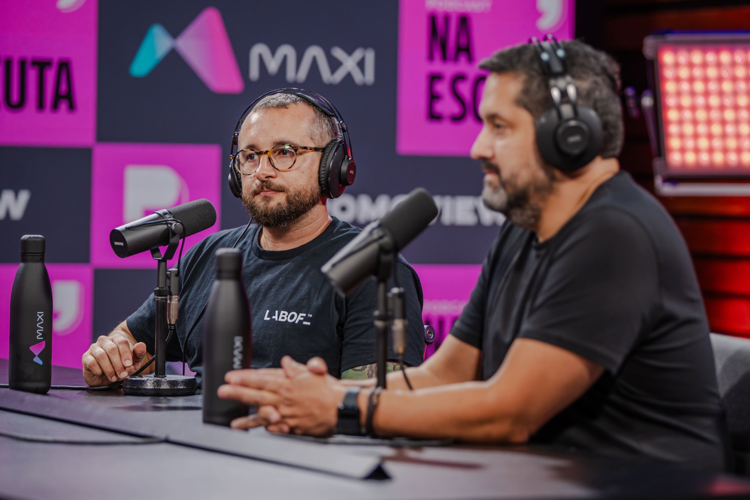 Ale Valdivia e Thiago Savoldi falam sobre tecnologia no podcast Na Escuta.