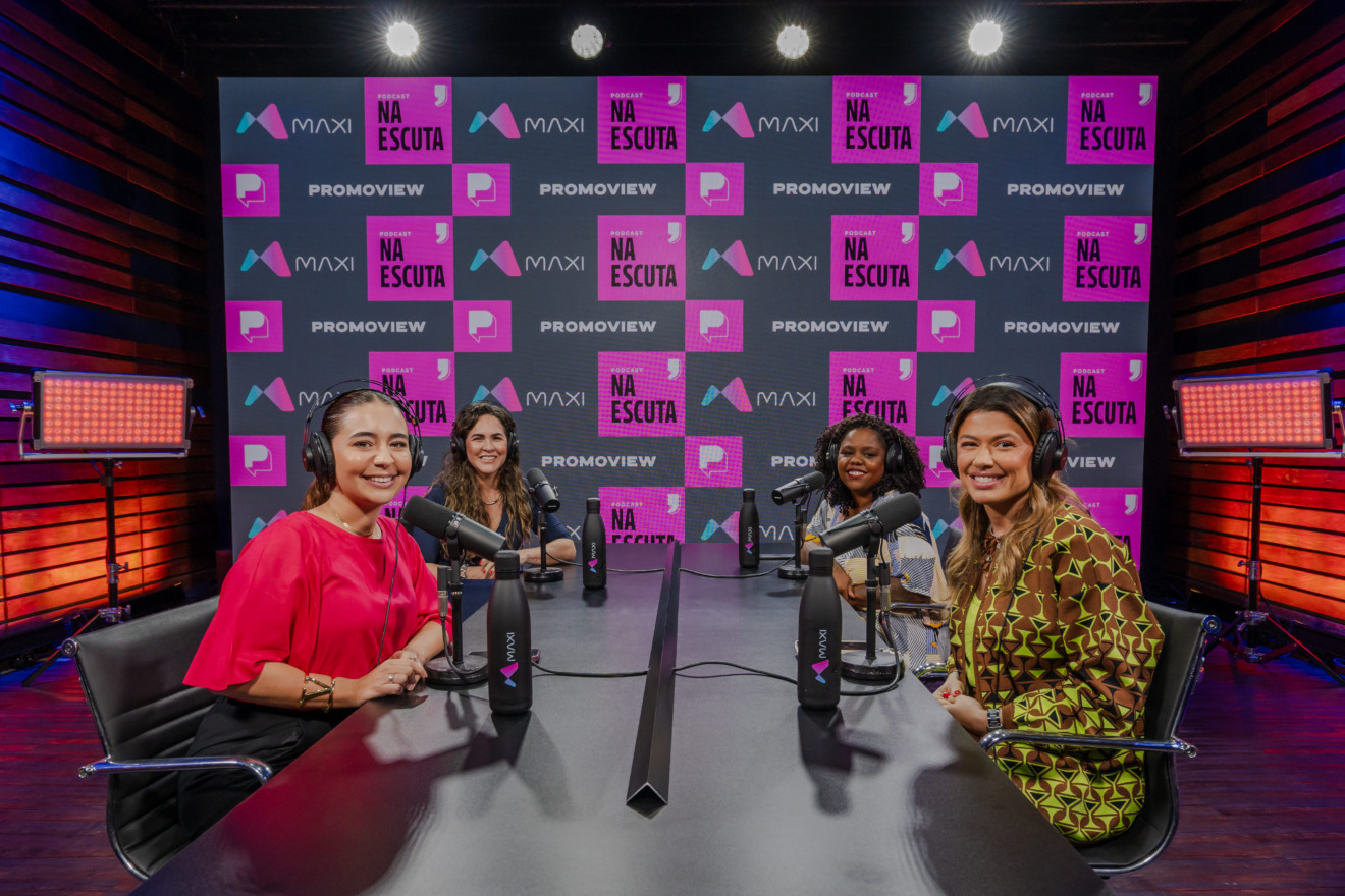 Na foto estão Cindy Feijó, Quércia Andrade, Bibi Amarante e Brenda Maia no estúdio da MAXI para o podcast Na Escuta.