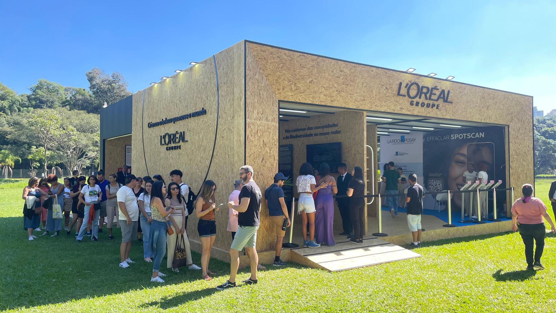 Com um estande sustentável e ativações criados pela agência de eventos Gaia, que sempre surpreende com a sua expertise em produções sustentáveis, o Grupo L’Oréal reforçou o seu compromisso com a preservação e restauração do meio-ambiente do Brasil, e buscou o engajamento do público presente a uma causa tão valiosa para o nosso país e para o mundo.