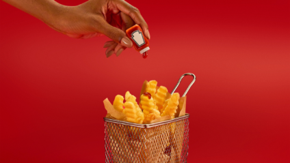 A Heinz apresenta o primeiro emoji de ketchup do mundo real. O pequeno frasco de ketchup Heinz contém o condimento da marca, apesar de não ser adequado para consumo.