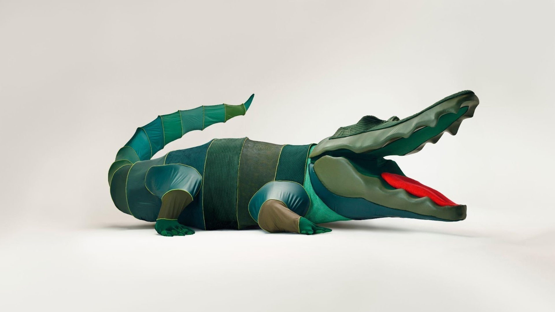 A Lacoste acaba de lançar, em todo o mundo, sua grande campanha para o ano de 2024. Para isso, o ícone da marca foi reinventado a partir de uma mistura notável de engenharia precisa, arte têxtil e artesanato, transformando-o em uma grandiosa obra de arte, de oito metros de comprimento e quase três metros de altura, com as mandíbulas abertas. Grandes nomes globais também representaram a marca na campanha.