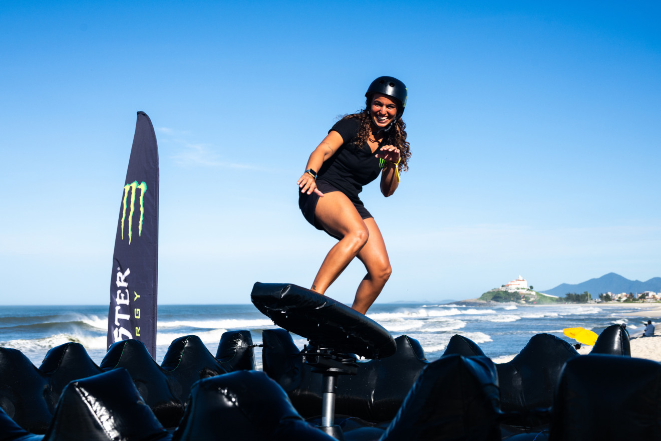 Além disso, a marca trouxe uma atividade de surfe mecânico para a praia, em uma área de 25 metros quadrados, onde o público pode experimentar a sensação de surfar na areia. Os participantes que conseguirem permanecer em cima da prancha por mais de 30 segundos ganham uma lata de Monster gelada e um brinde exclusivo.