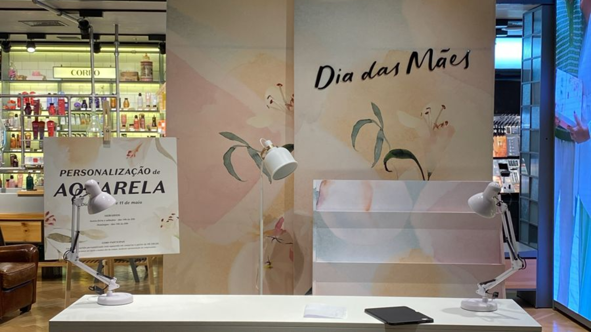 O Boticário, a marca de beleza mais amada e preferida do Brasil¹, aposta em experiências exclusivas durante o Dia das Mães em São Paulo e Curitiba, em suas lojas conceito e na loja do BH Shopping, em Belo Horizonte. Para a data, a marca aborda os dilemas e estigmas da relação entre mães e filhos adolescentes, além de propor a conexão e estimular o amor. Como forma de celebrar, Boticário oferece experiências de personalização de cartões em aquarela, assinados pelas artistas Jú Françozo, Lu Simão e Lila Fisbein e criação de mensagens especiais redigidas pelas escritoras Liana Ferraz, Bruna Romero e Mariana Soeiro, transformando cada presente em algo único e encantador.