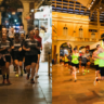 Olympikus levou a comunidade corredora de Porto Alegre para um treino especial de aquecimento para a Maratona Int. de Porto Alegre. Em um percurso inédito, os mais de 300 participantes puderam correr dentro do Mercado Público, o mais antigo do Brasil.