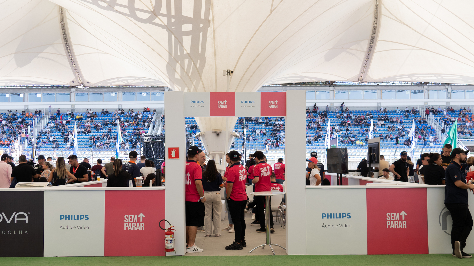 A ação em conjunto entre Sem Parar e Philips Áudio e Vídeo, ocorreu no último domingo (21) em Interlagos, em um camarote especial e personalizado para as marcas. O espaço, localizado na reta de largada (em cima do box), proporcionou uma vista privilegiada do autódromo e recebeu diversos jornalistas, influenciadores e convidados especiais.